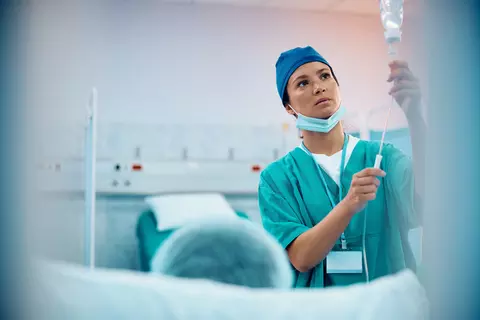 Enfermero_cuidando_a_un_paciente